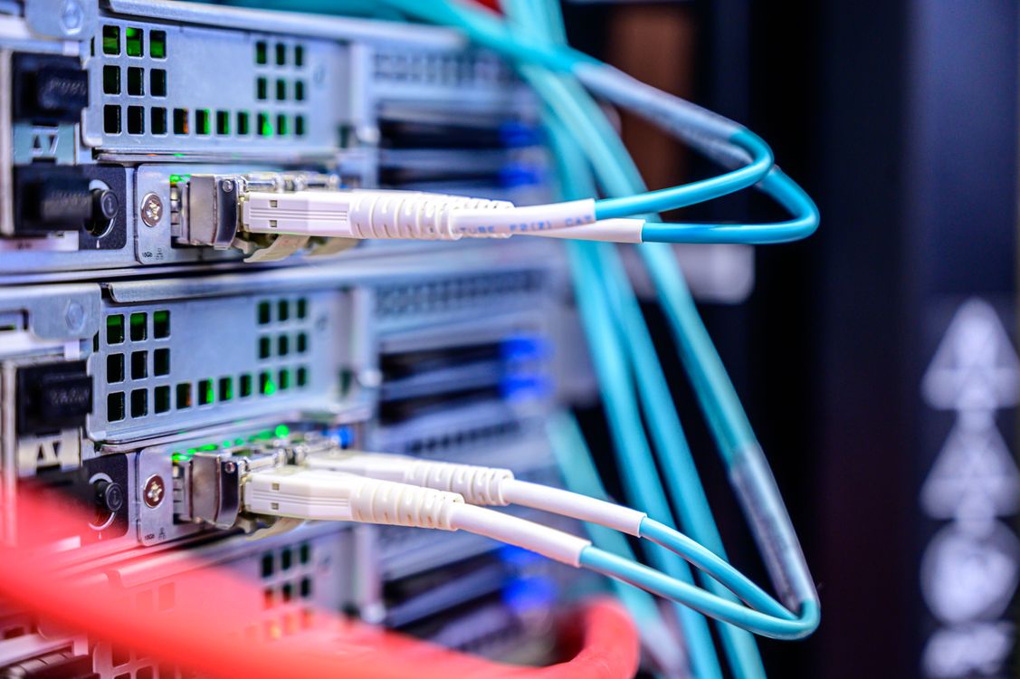 Conexiones de fibra óptica en equipos de telecomunicaciones