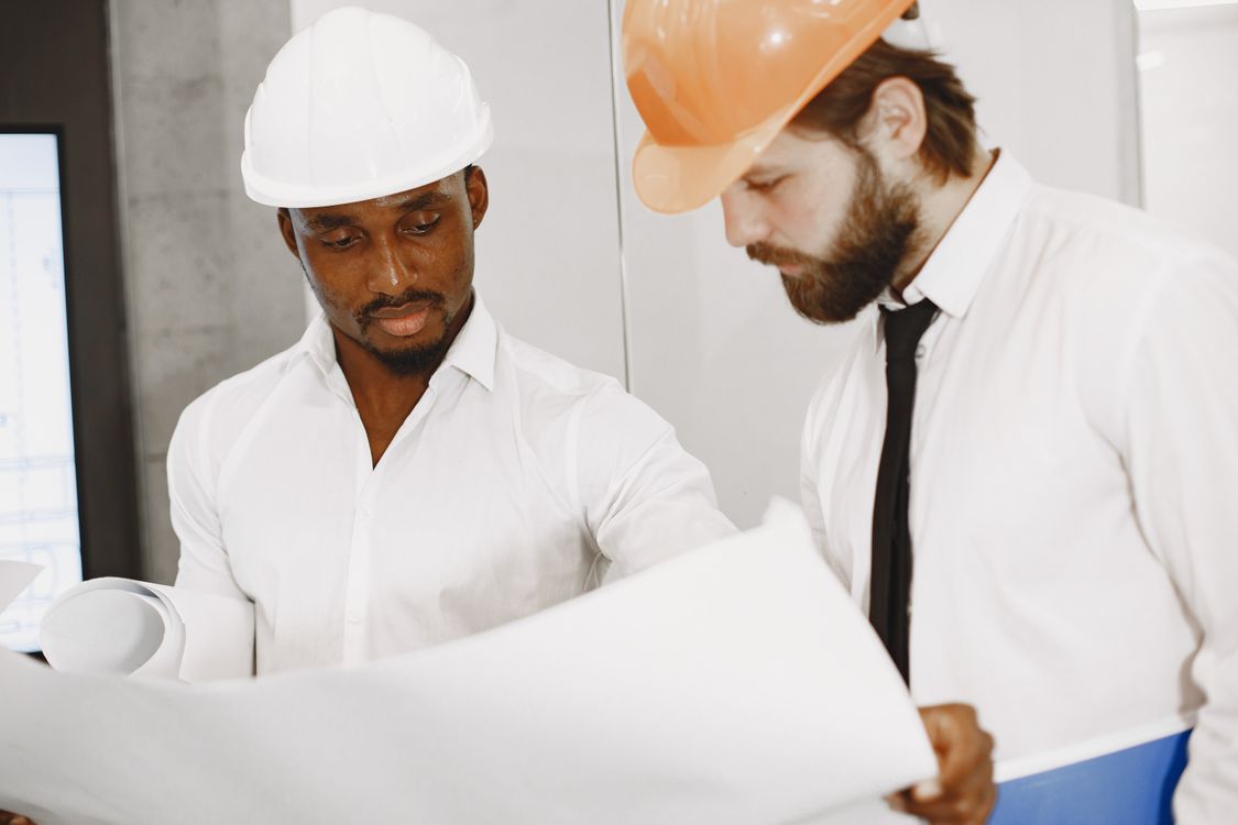 Profesionales revisando documentación y planos técnicos