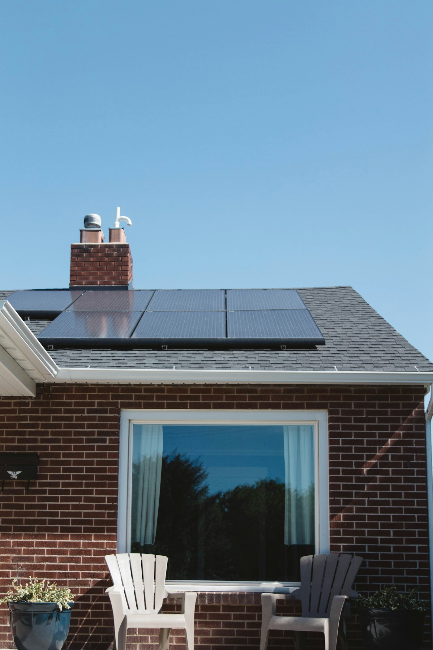Vivienda con paneles solares en la cubierta